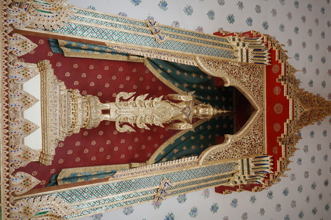 Wat Arun里的金色神像